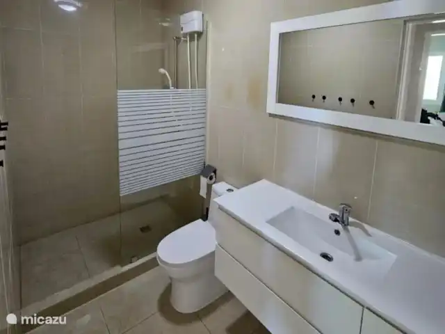 Location de Vacances Curaçao, Curaçao-Centre, Piscadera, appartement - Kasita La Vista Salle de bain équipée d’un chauffe-eau. Un sèche-cheveux et un défroisseur à vapeur vous y attendent.