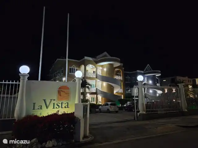 Location de Vacances Curaçao, Curaçao-Centre, Piscadera, appartement - Kasita La Vista Façade du complexe. Une propriété clôturée, qui peut être ouverte par télécommande. La nuit, la sécurité est présente à l’extérieur du site.