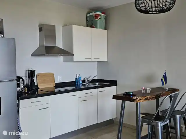 Location de Vacances Curaçao, Curaçao-Centre, Piscadera, appartement - Kasita La Vista Cuisine avec plaques électriques, cafetière, bouilloire, mousseur à lait, réfrigérateur avec distributeur d’eau froide, congélateur, micro-ondes et divers ustensiles de cuisine