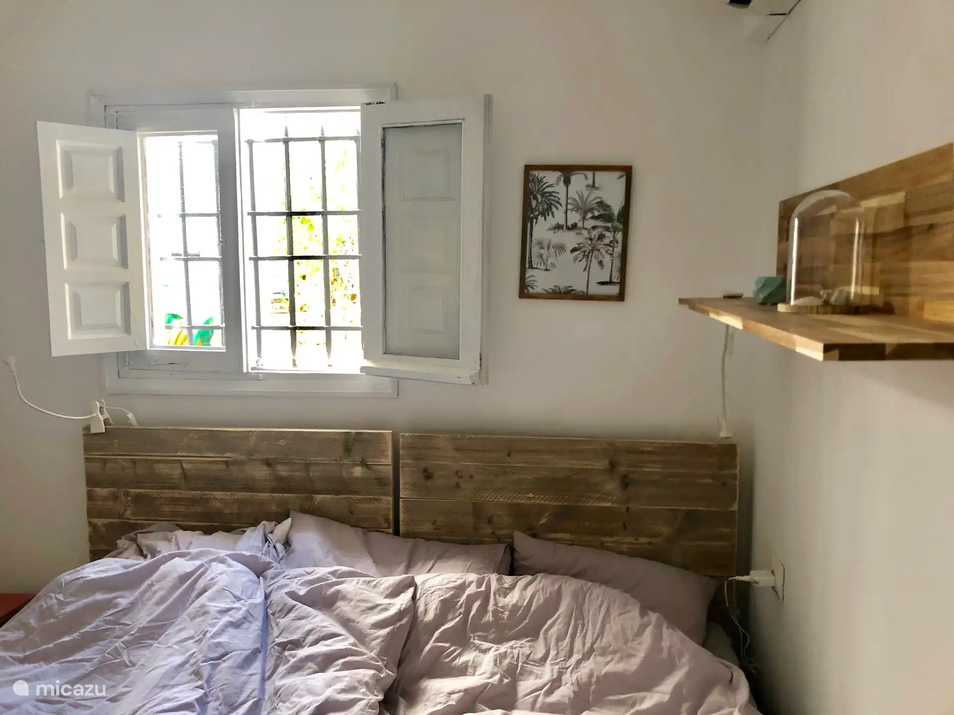 Bedroom with two single beds