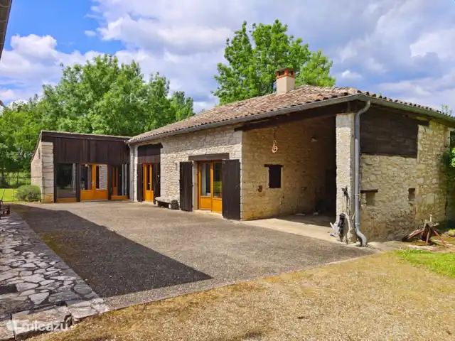 Gite Bacquiès | France, Midi-Pyrénées, Septfonds - maison de vacances une grange transformée en habitation, un espace commun et un jardin entièrement clos avec piscine extérieure chauffée (9x6m), terrasse et jardin d'ombrage entouré par les terres agricoles de Septfonds