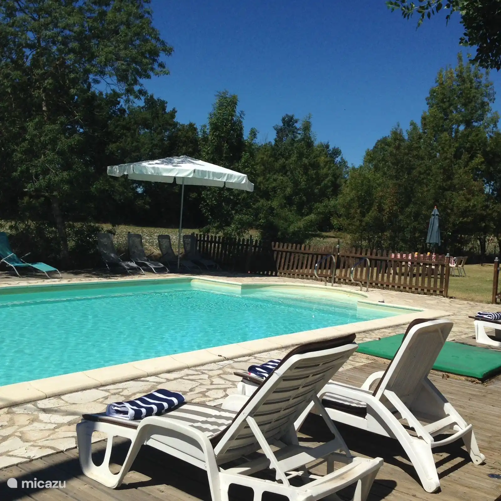 Vollständig umzäunter Garten mit beheiztem Außenpool (9x6m), Terrasse und Schattengarten