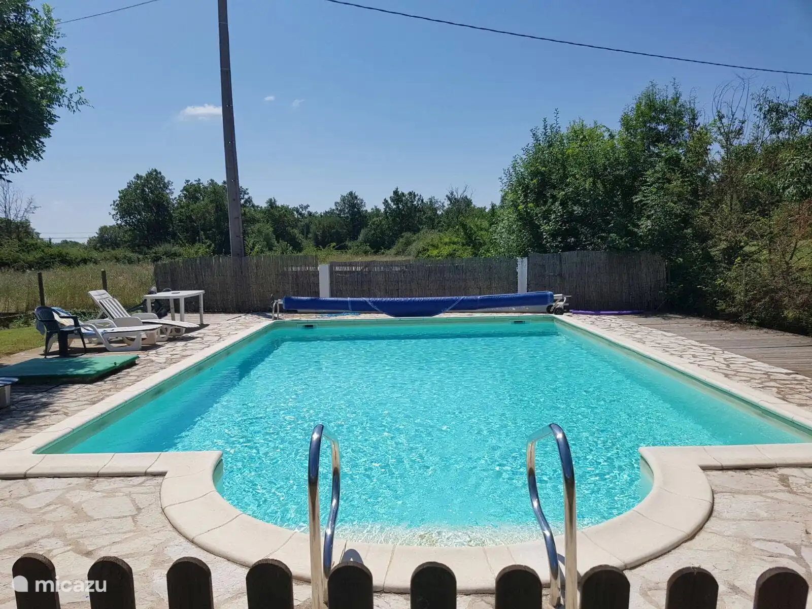 Vollständig umzäunter Garten mit beheiztem Außenpool (9x6m), Terrasse und Schattengarten