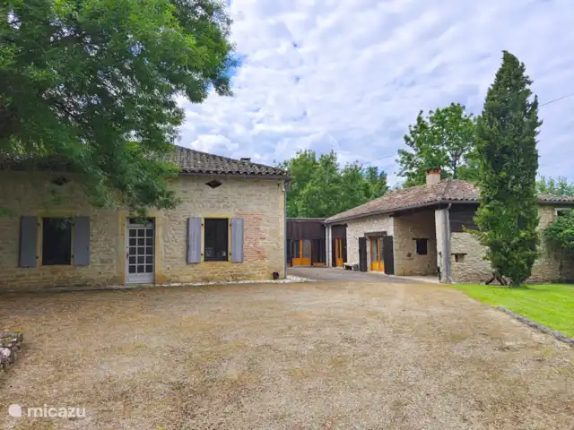 Gite Bacquiès | France, Midi-Pyrénées, Septfonds - maison de vacances Bacquiès est le nom du domaine. Un hébergement avec une ferme restaurée et une grange transformée en habitation et un espace commun entre les deux propriétés