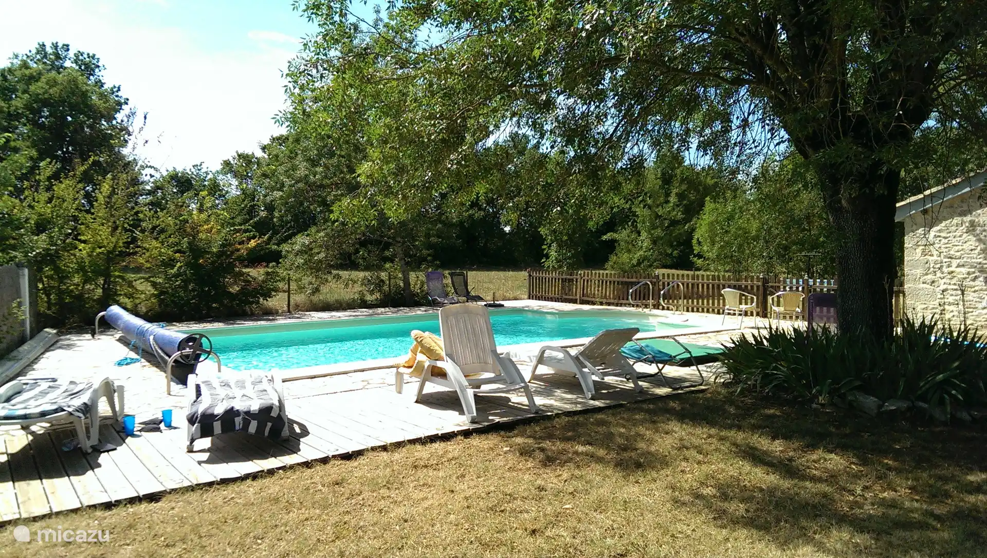 Vollständig umzäunter Garten mit beheiztem Außenpool (9x6m), Terrasse und Schattengarten, umgeben von dem Ackerland von Septfonds.