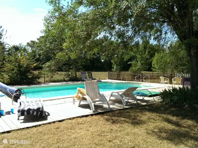 Gite Bacquiès | France, Midi-Pyrénées, Septfonds - maison de vacances Jardin entièrement clos avec piscine extérieure chauffée (9x6m), terrasse et jardin d'ombrage, entouré par les terres agricoles de Septfonds.