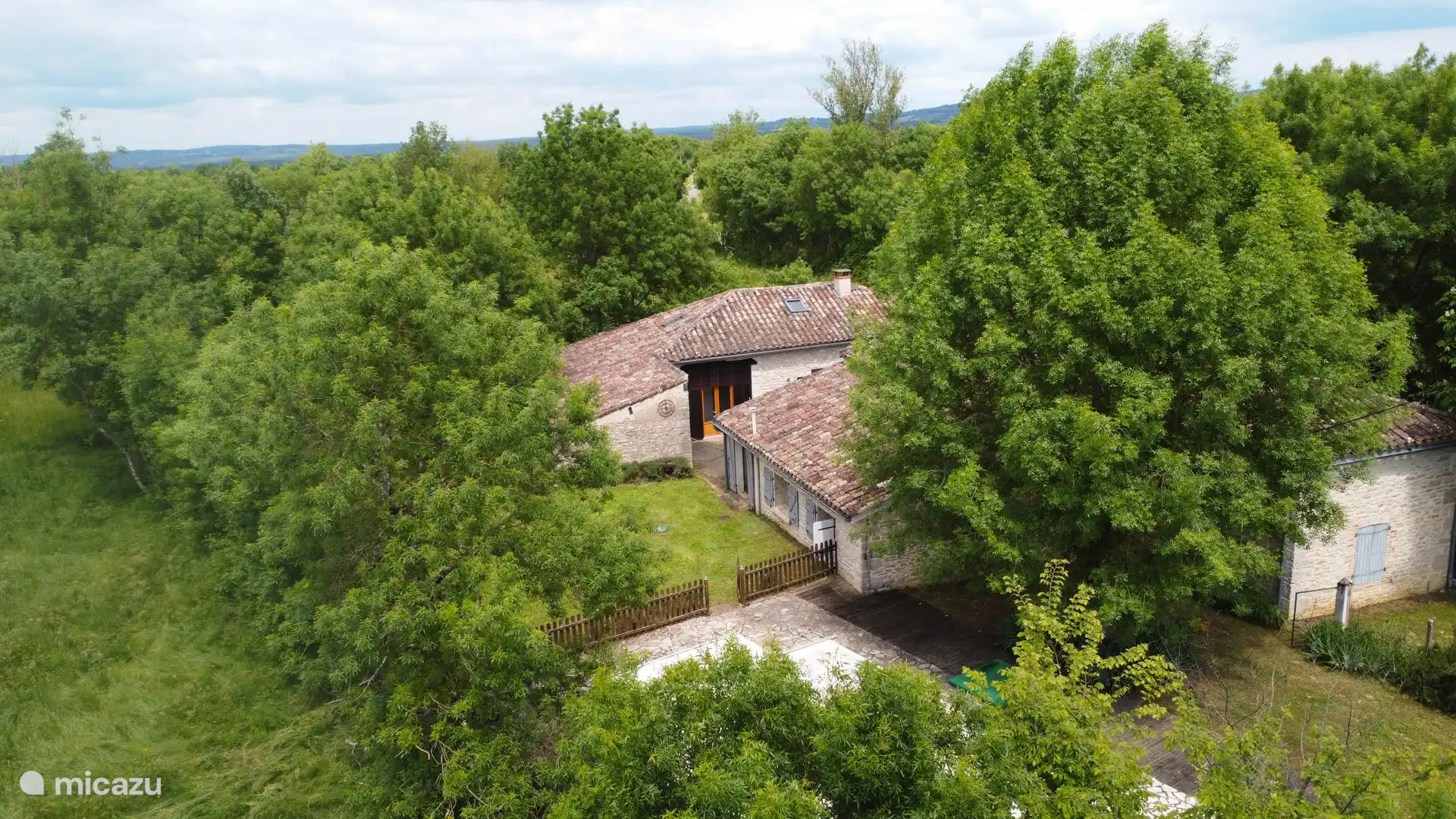 Bacquiès ist der Name des 1883 erbauten Anwesens. Unterkunft mit einem restaurierten Bauernhaus und einer Scheune, die in eine Wohnung umgewandelt wurde, einem Gemeinschaftsbereich zwischen den beiden Grundstücken und einem Garten 