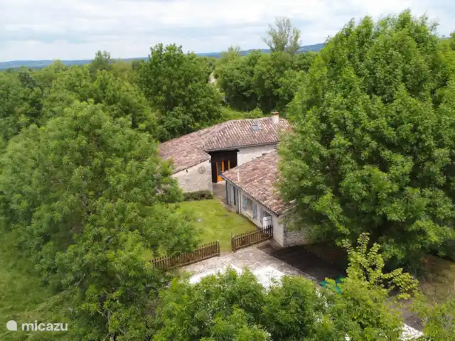 Gite Bacquiès | France, Midi-Pyrénées, Septfonds - maison de vacances Bacquiès est le nom du domaine, construit en 1883. Un hébergement avec une ferme restaurée et une grange transformée en habitation, un espace commun entre les deux propriétés et un jardin