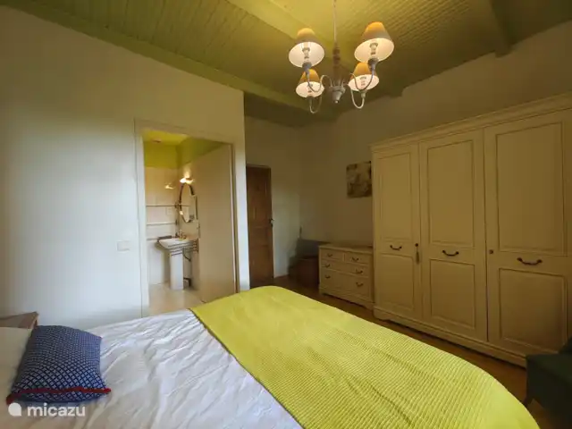 Gite Bacquiès | France, Midi-Pyrénées, Septfonds - maison de vacances Une chambre adaptée aux personnes handicapées (PMR) avec un lit double (160cm) et une salle de bain attenante adaptée aux personnes handicapées (PMR).