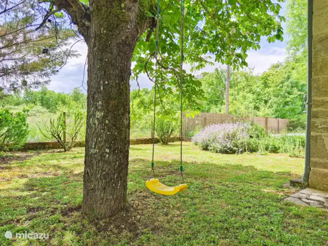 Gite Bacquiès | France, Midi-Pyrénées, Septfonds - maison de vacances Jardin entièrement clos avec piscine extérieure chauffée (9x6m), terrasse et jardin d'ombrage, entouré par les terres agricoles de Septfonds.