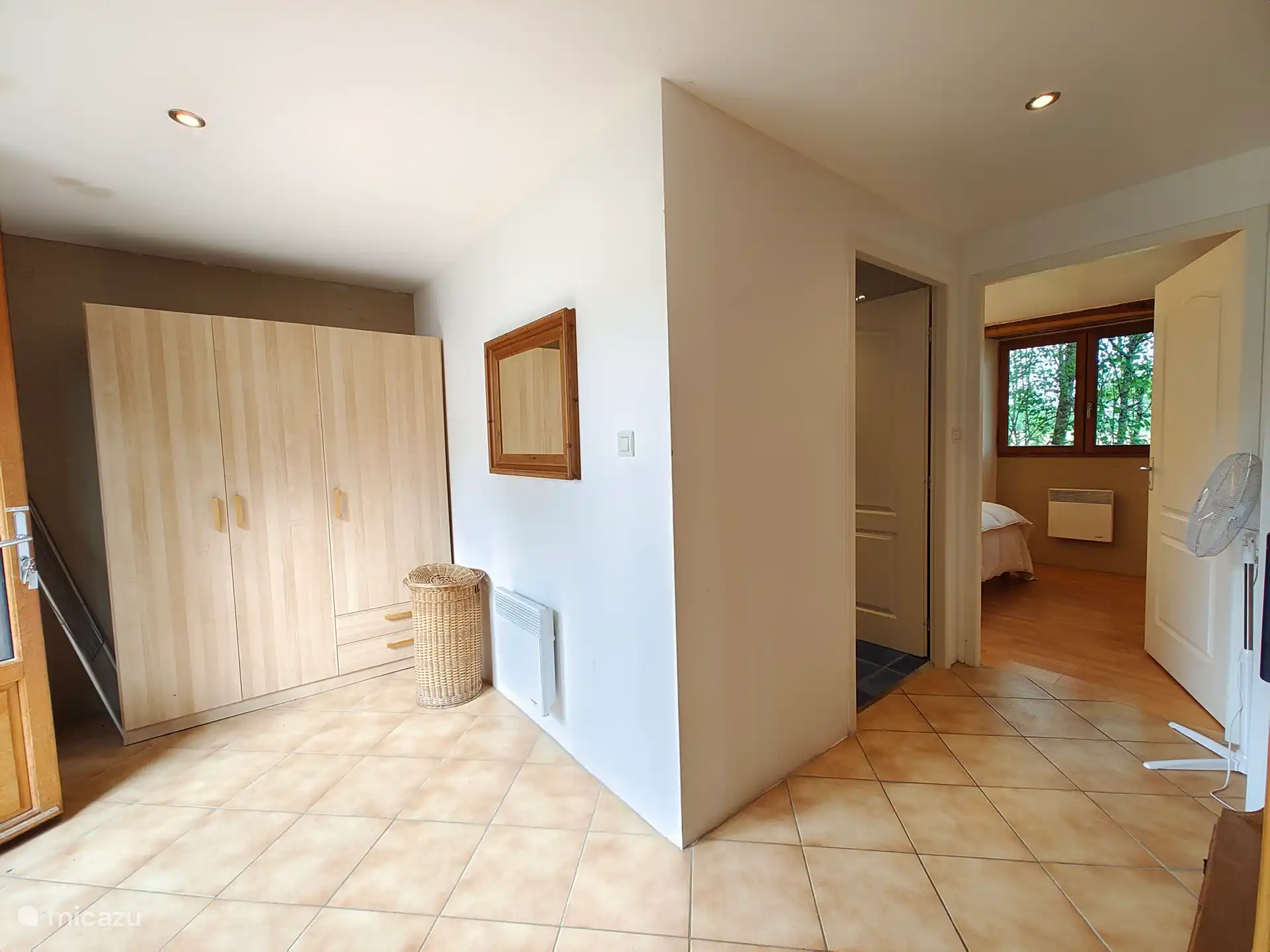 Eingang zum Ferienhaus, Abstellraum, Badezimmer und Schlafzimmer mit Doppelbett