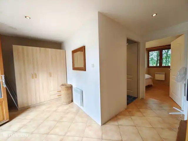 Gite Bacquiès | France, Midi-Pyrénées, Septfonds - maison de vacances Entrée gite, rangement, salle de bain et chambre avec lit double