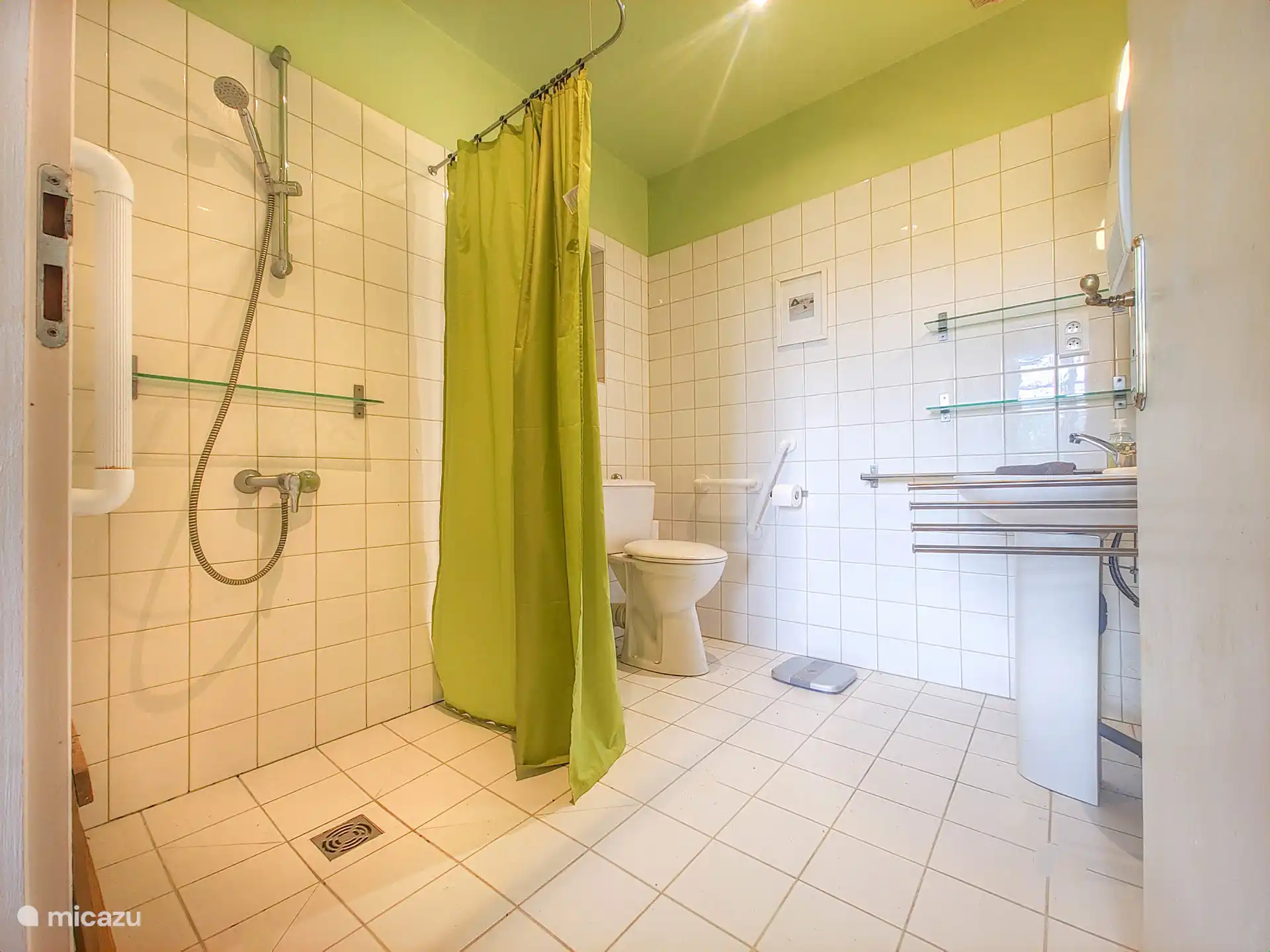 Ein behindertengerechtes Zimmer mit einem Doppelbett (160 cm) und einem behindertengerechten Bad (PRM).