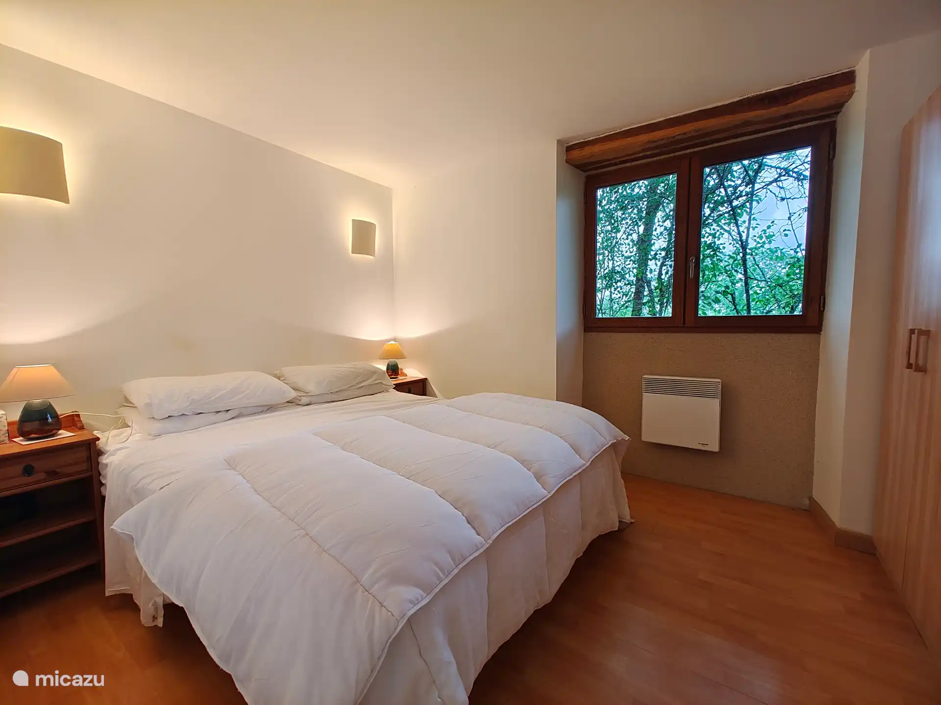 Schlafzimmer im Erdgeschoss des Ferienhauses mit Doppelbett