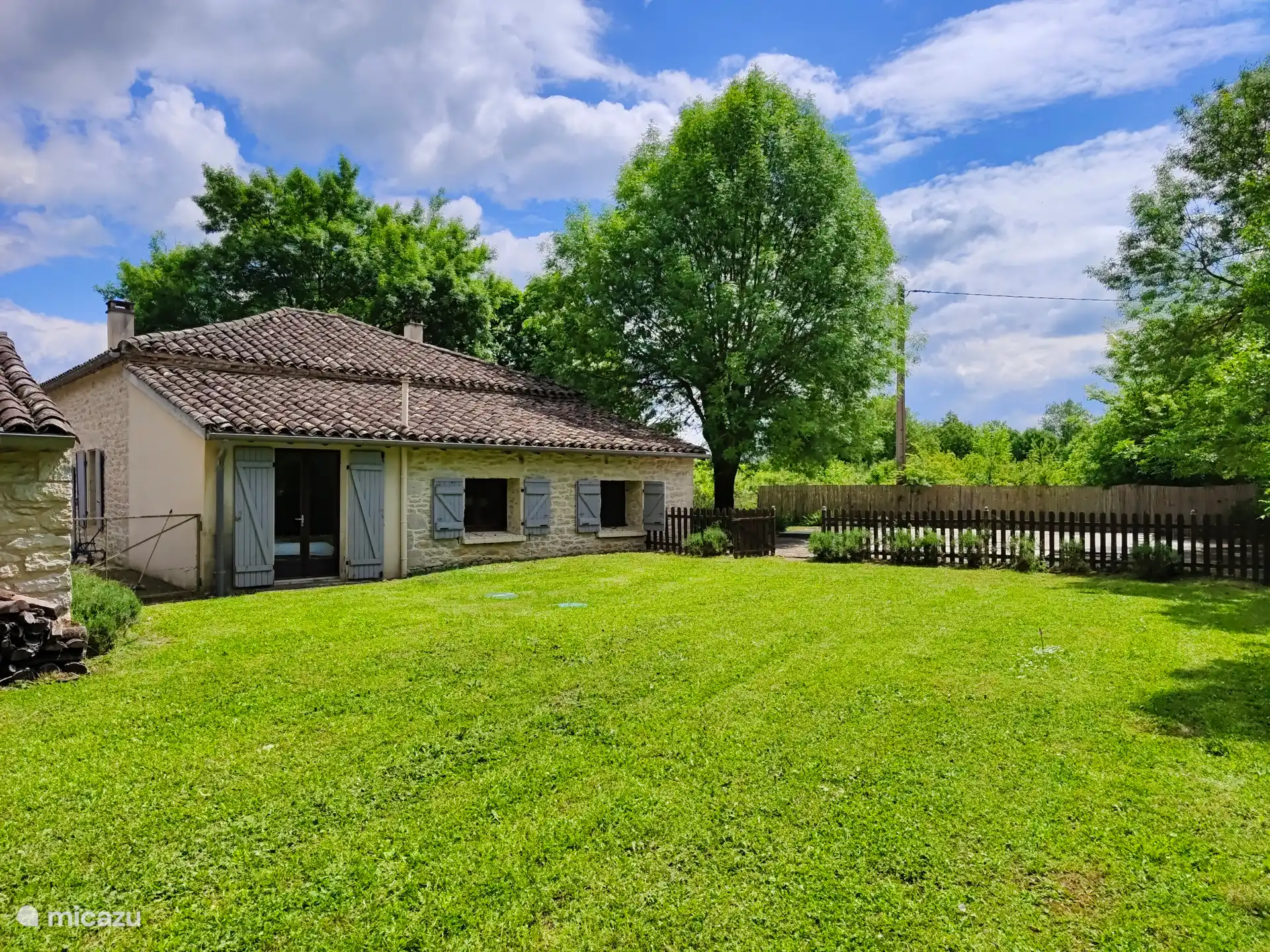 Restauriertes Bauernhaus und ein komplett umzäunter Garten mit beheiztem Außenpool (9x6m) mit Terrasse 