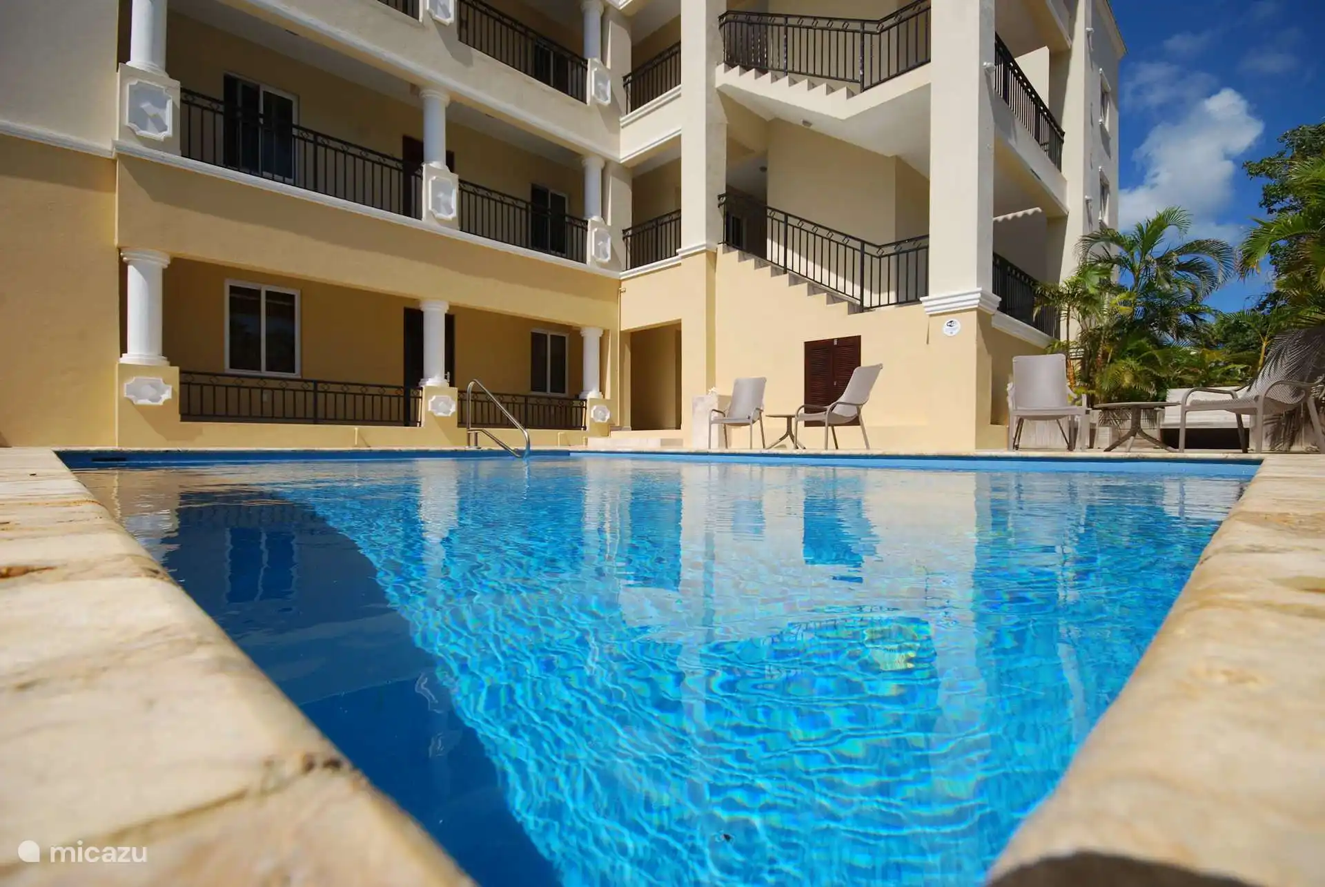 Zwembad met pooldeck