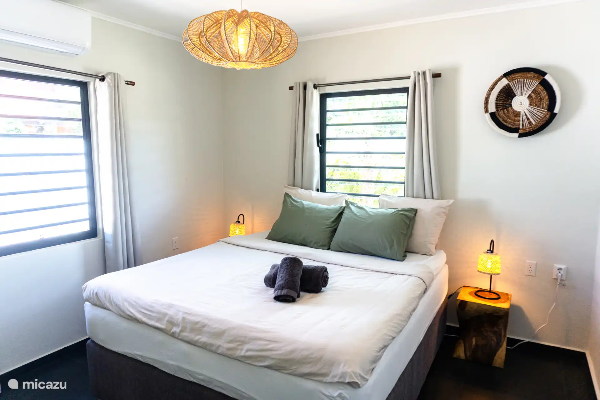 Dormitorio principal con cama de matrimonio (180 x 200 cm)