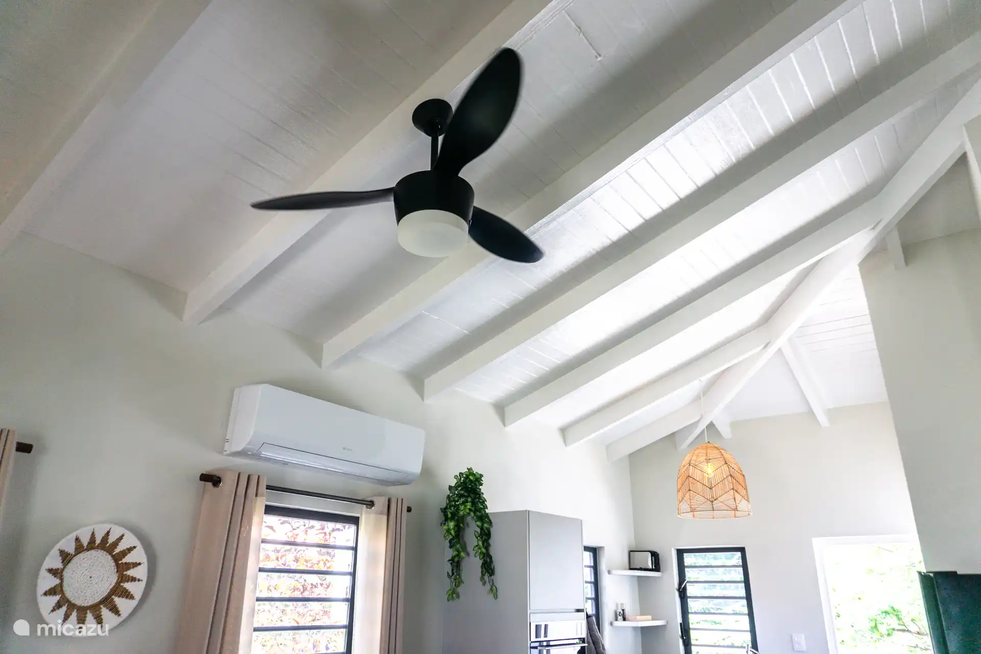 Aire acondicionado y ventilador en el salón