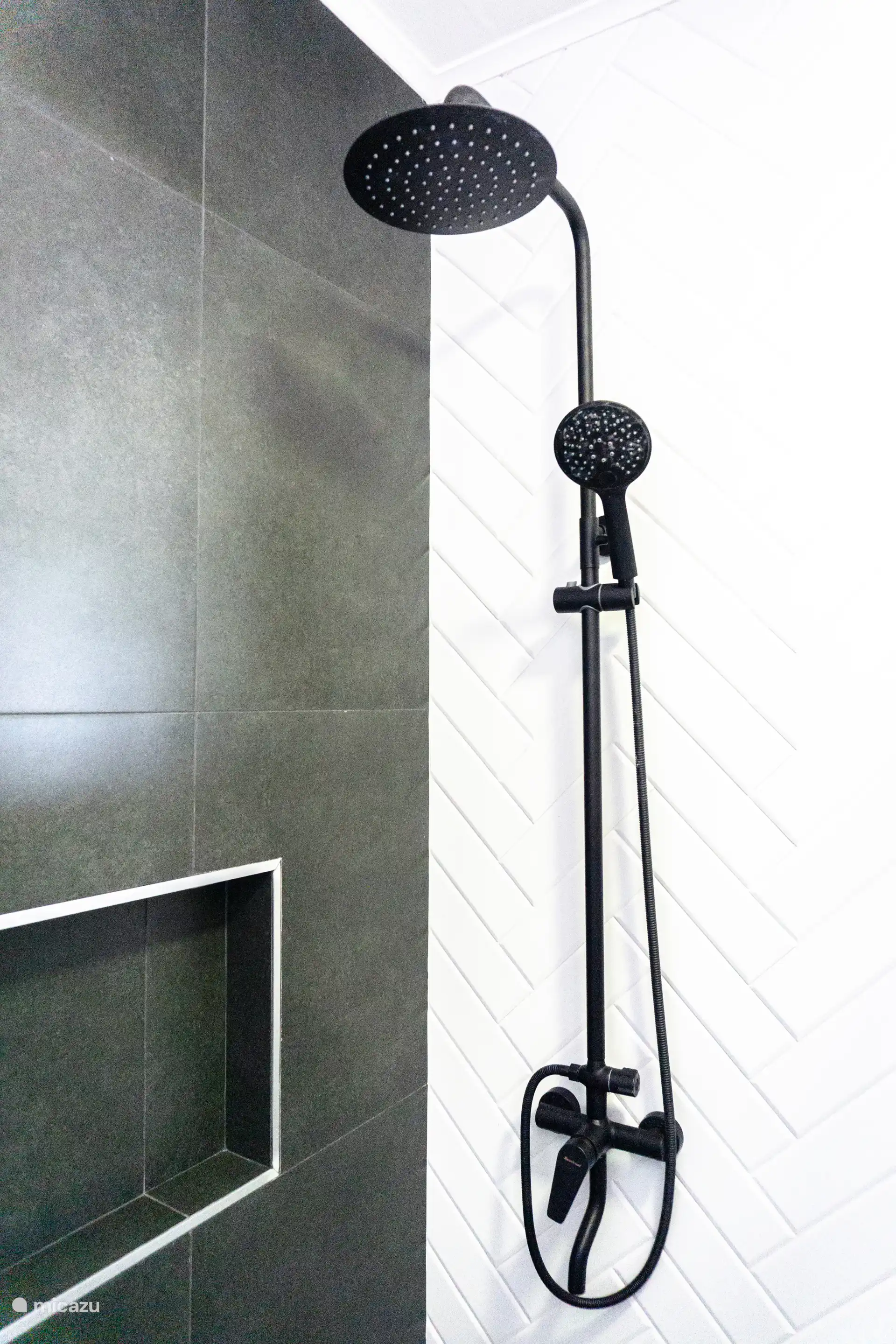 Preciosa ducha de lluvia a ras de suelo