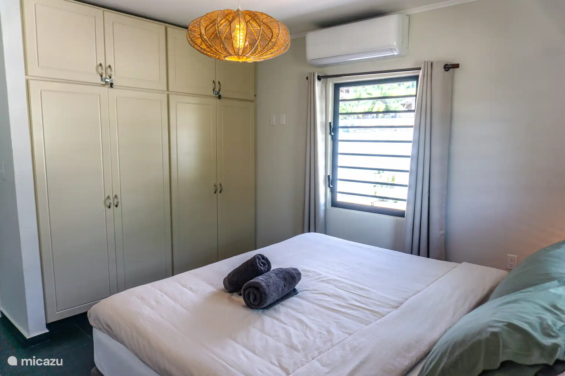 Armarios y aire acondicionado en dormitorio principal