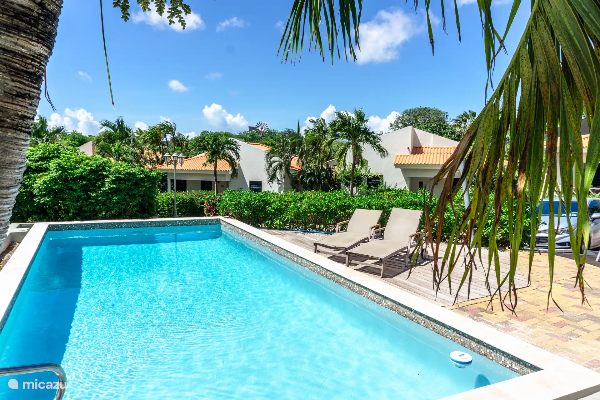 Piscina comunitaria con tumbonas