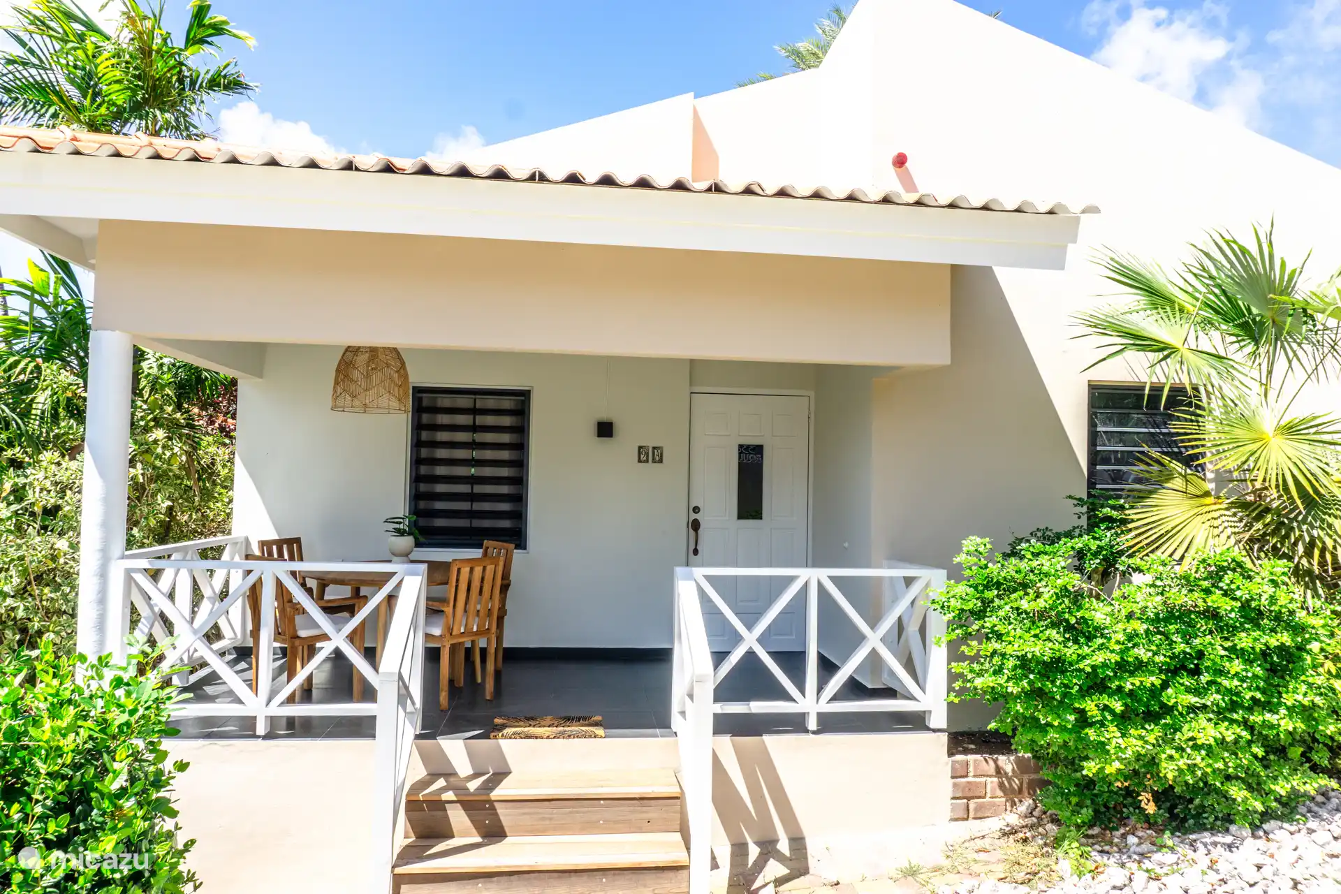 Veranda con comedor al aire libre