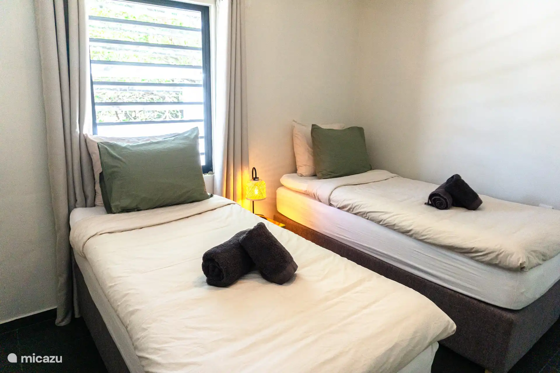 Segundo dormitorio con 2 camas individuales (90 x 200 cm), aire acondicionado y armario