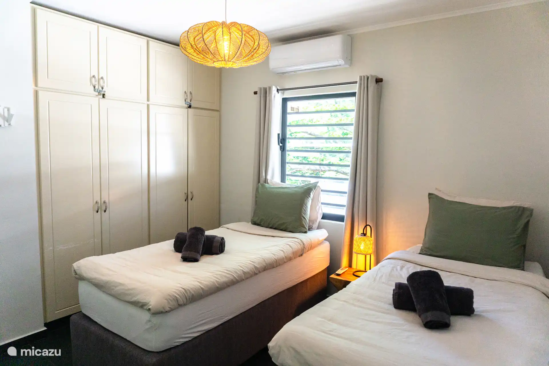 Segundo dormitorio con 2 camas individuales (90 x 200 cm), aire acondicionado y armario