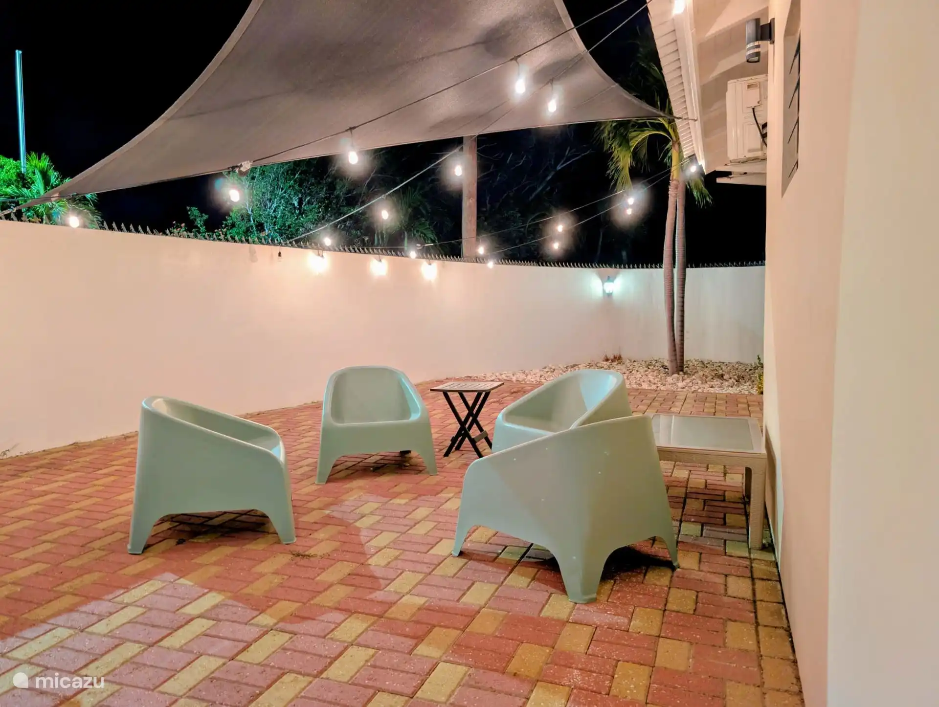 Terrasse an der Seite des Bungalows