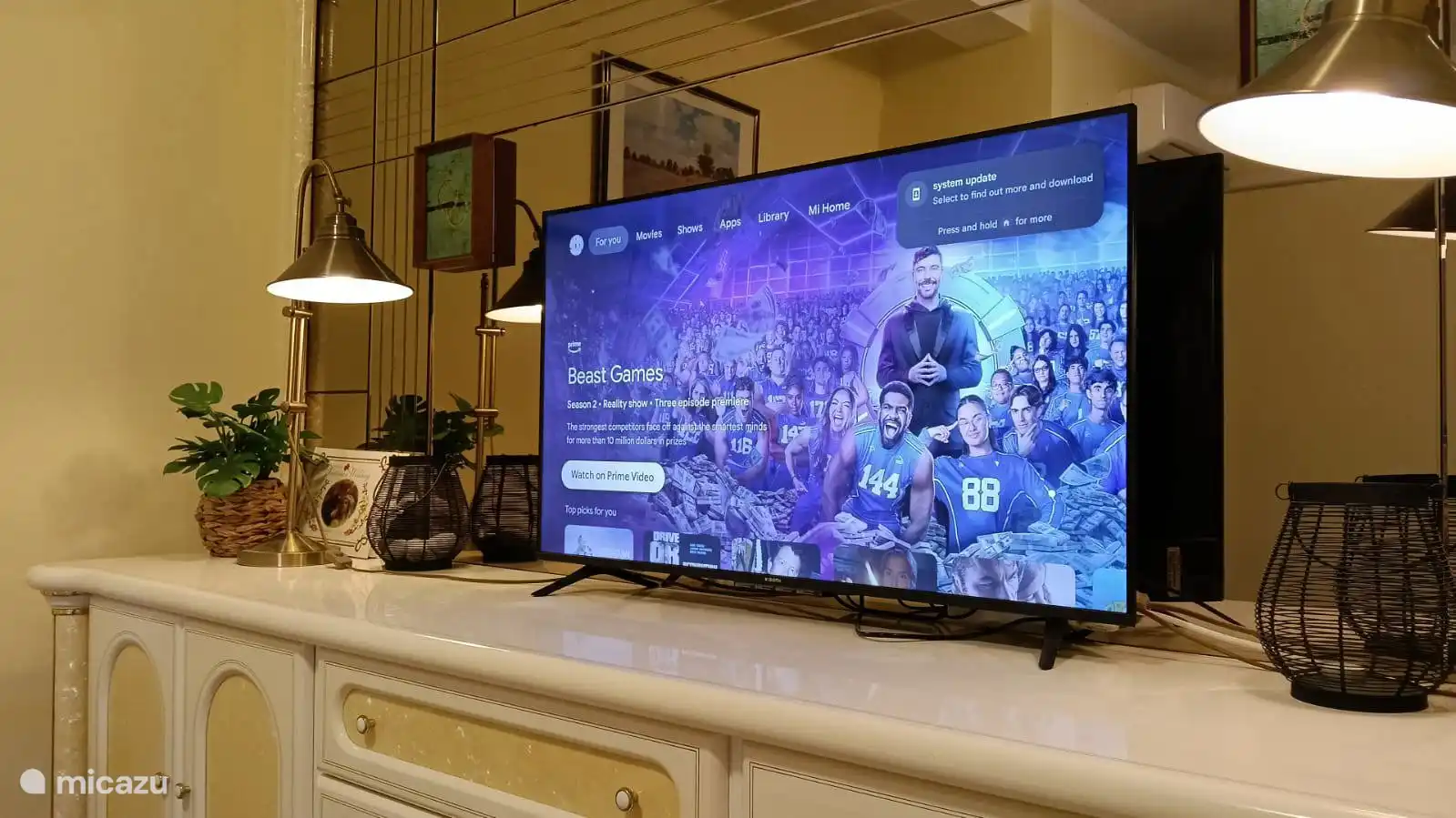 Woonkamer met een Google-TV scherm aan het internet verbonden.