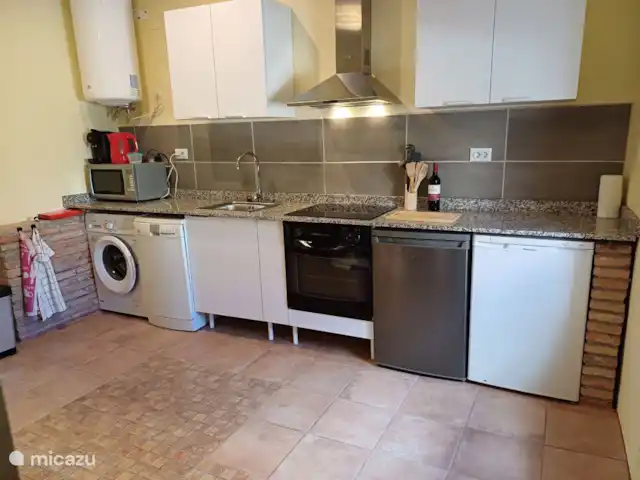 Kitch Appartement Rasquera | Espagne, Costa Dorada, Rasquera - appartement Cuisine entièrement équipée avec micro-ondes, cafetière, bouilloire, lave-linge, lave-vaisselle, four, plaque de cuisson, réfrigérateur et congélateur