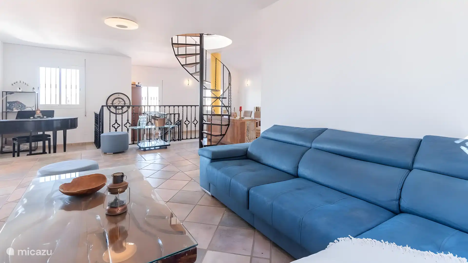 coin salon avec télé, feux a bois,...