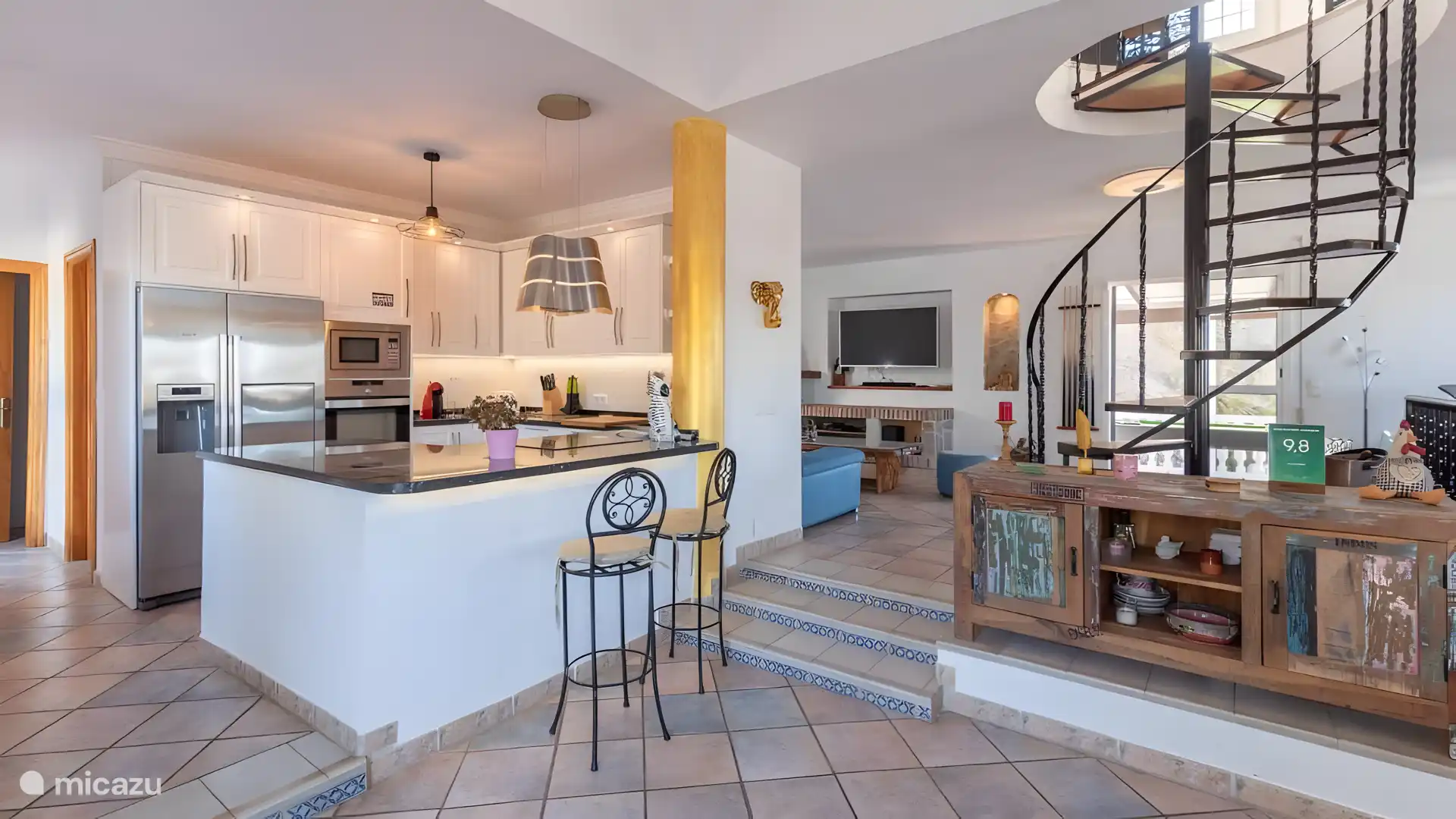 cuisine bien équiper ouverte avec coin salon, salle a manger, terrasses