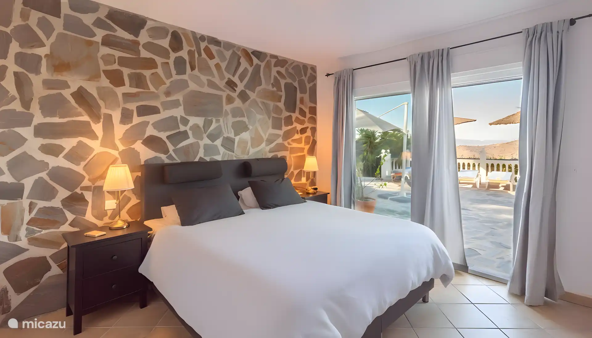 chambre principale avec en suite salle de bain