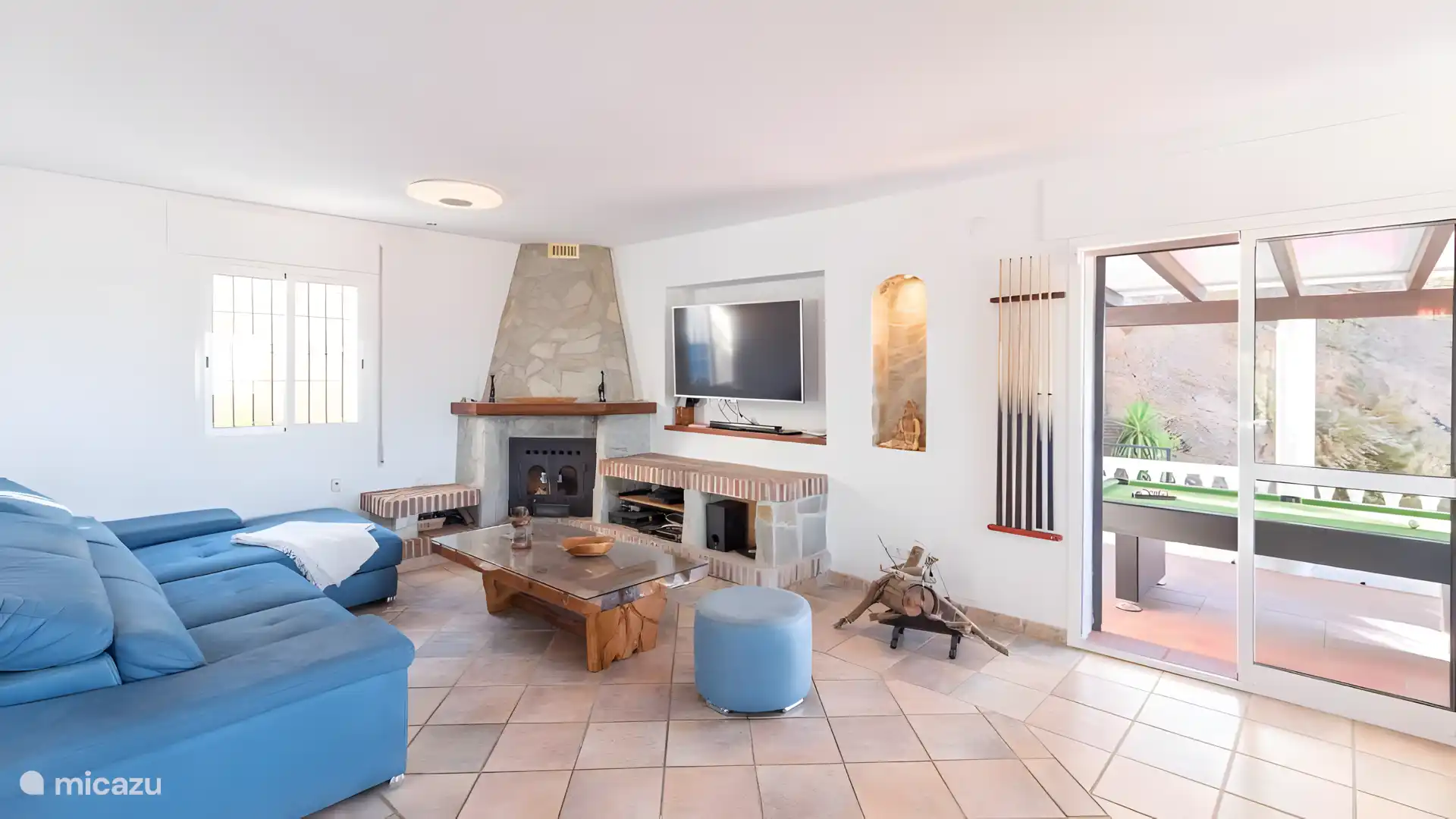 salon avec feux de bois et billard au première etage