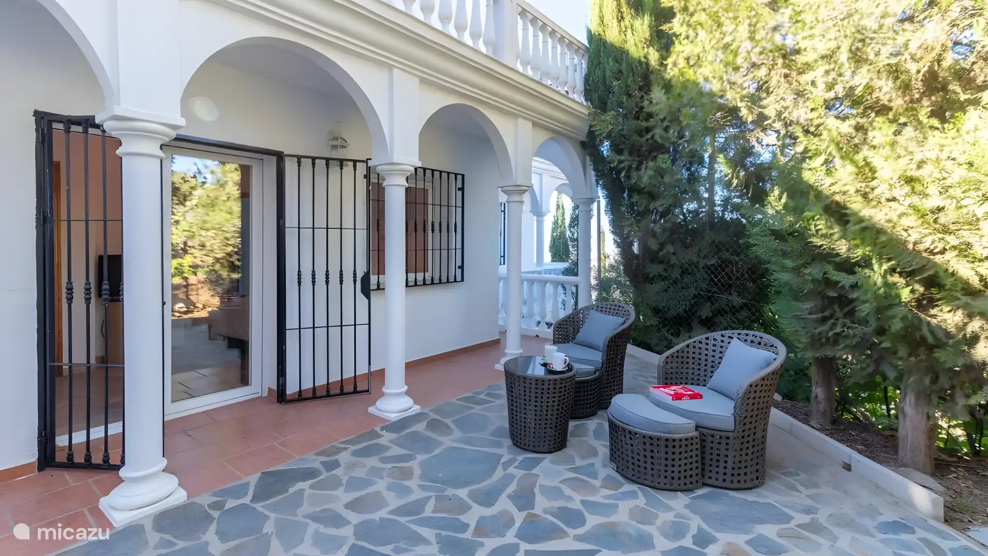 coin salon privé confortable près de la deuxième chambre