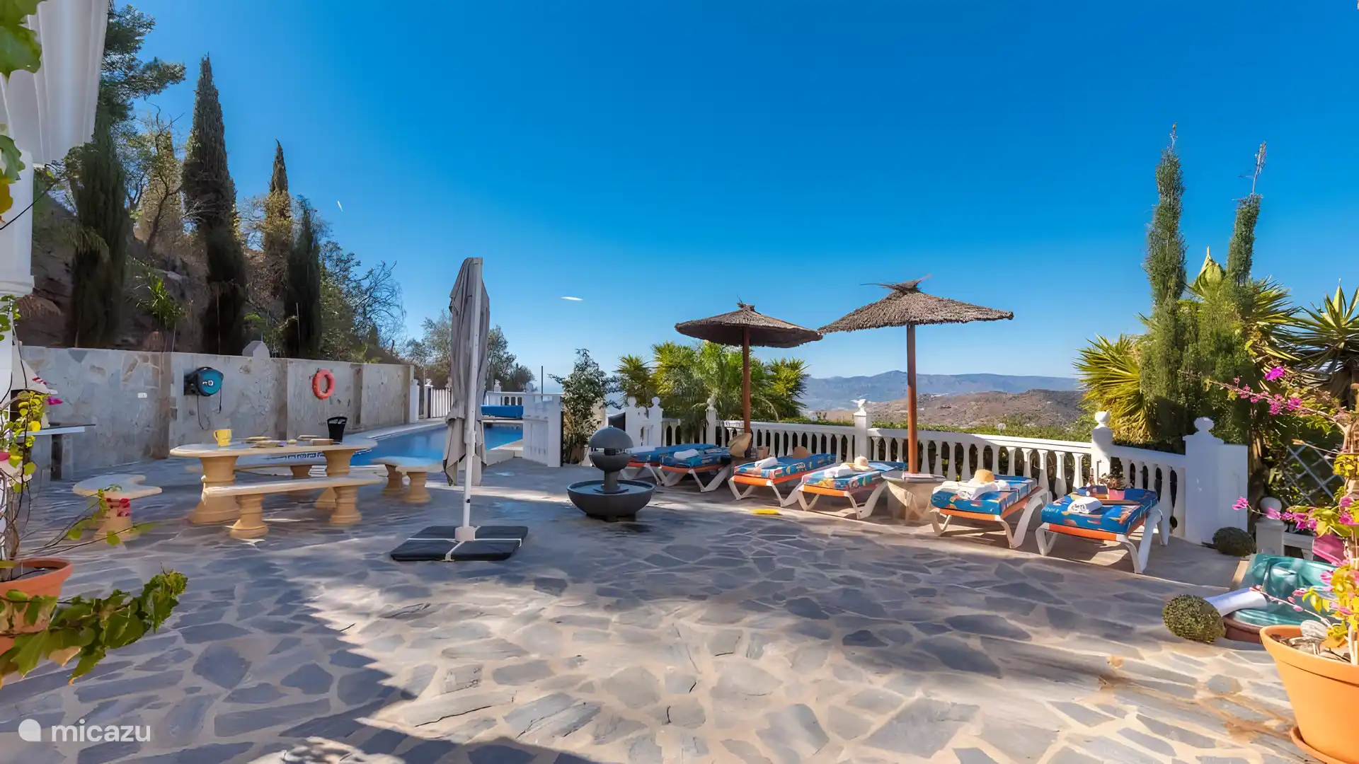 vue d'ensemble complète de la zone de détente, de la piscine et du bar au rez-de-chaussée