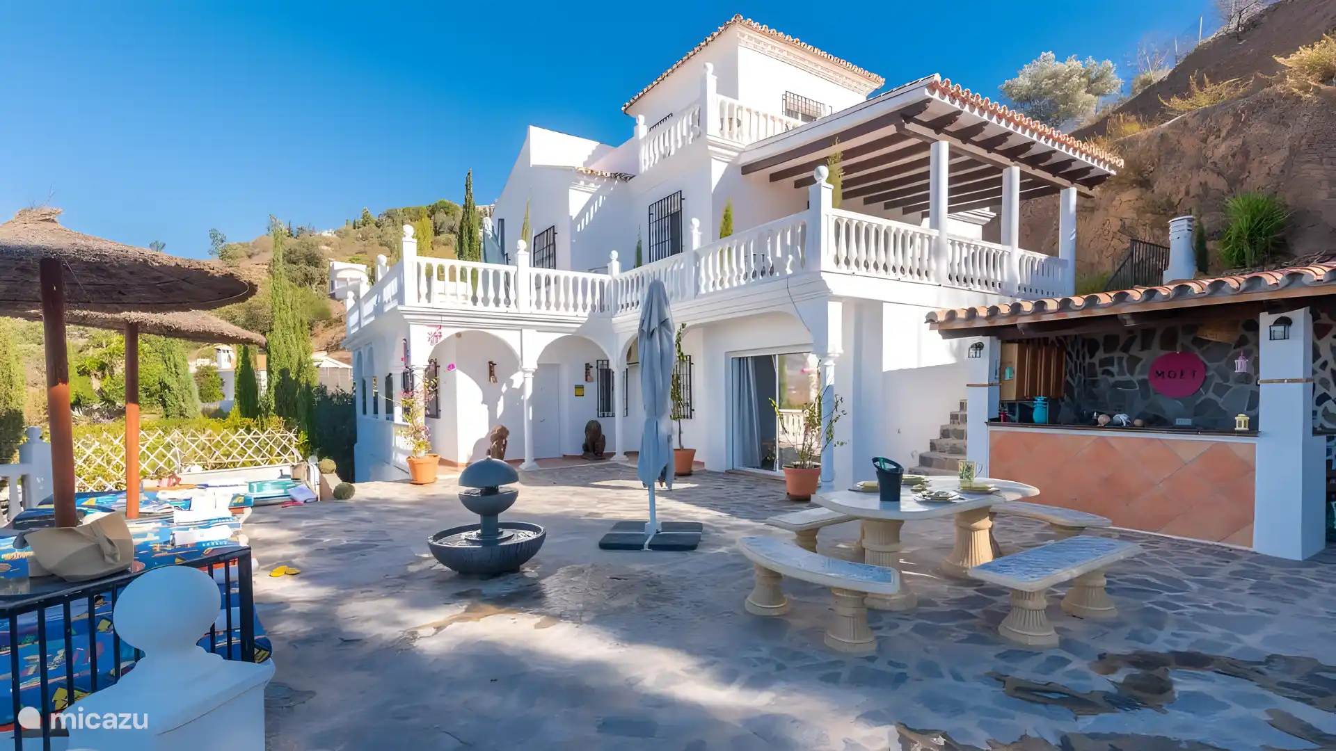 Bar, plancha/bbq, fontaine, jacuzzi , piscine,...