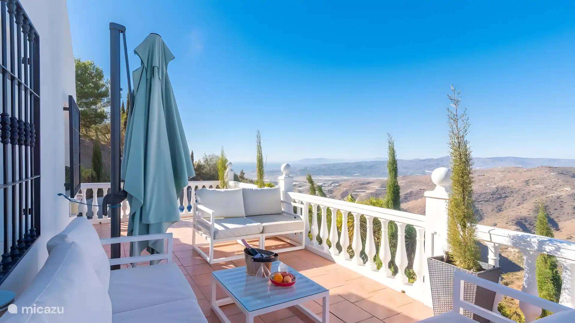 lounge au première etage vue mer et montagnes