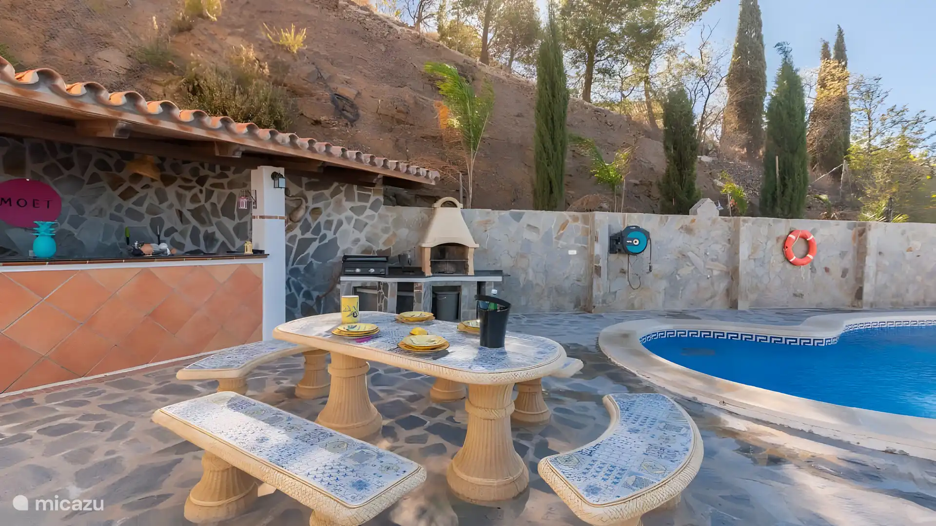 plancha/bar et piscine