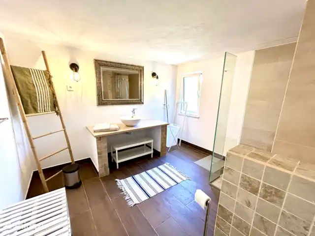 ‘Connosco’ pool-studio Romenco huren in Portugal, Algarve, São Bartolomeu De Messines - studio Onze totale badkamer