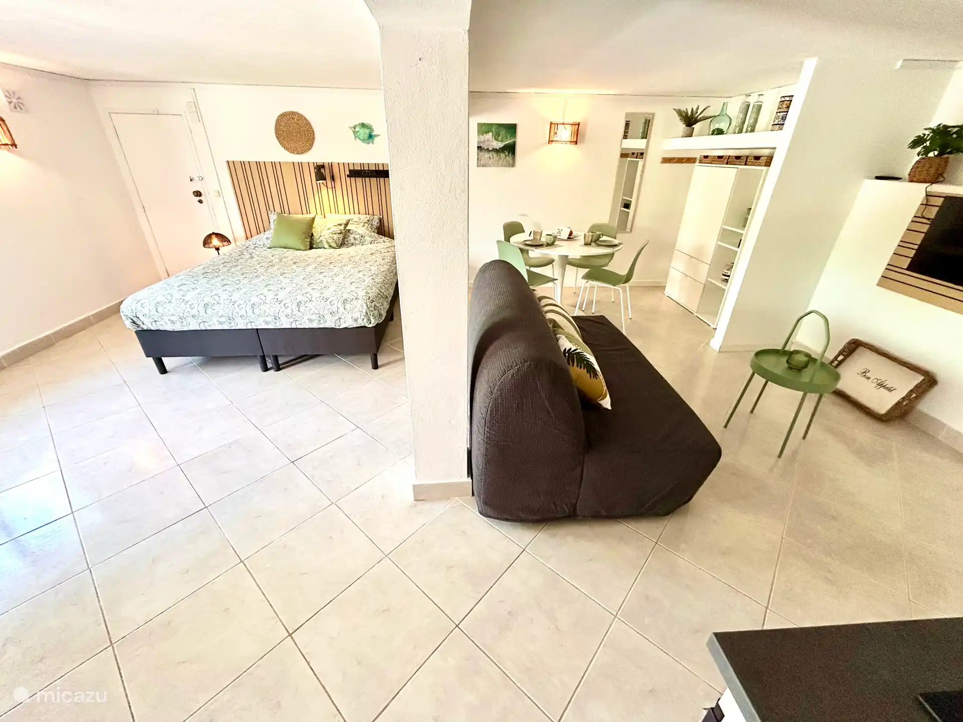 Ein 2-Personen-Bett und ein 2-Personen-Schlafsofa (für die Kinder) sowie ein Sitz warten auf Sie 