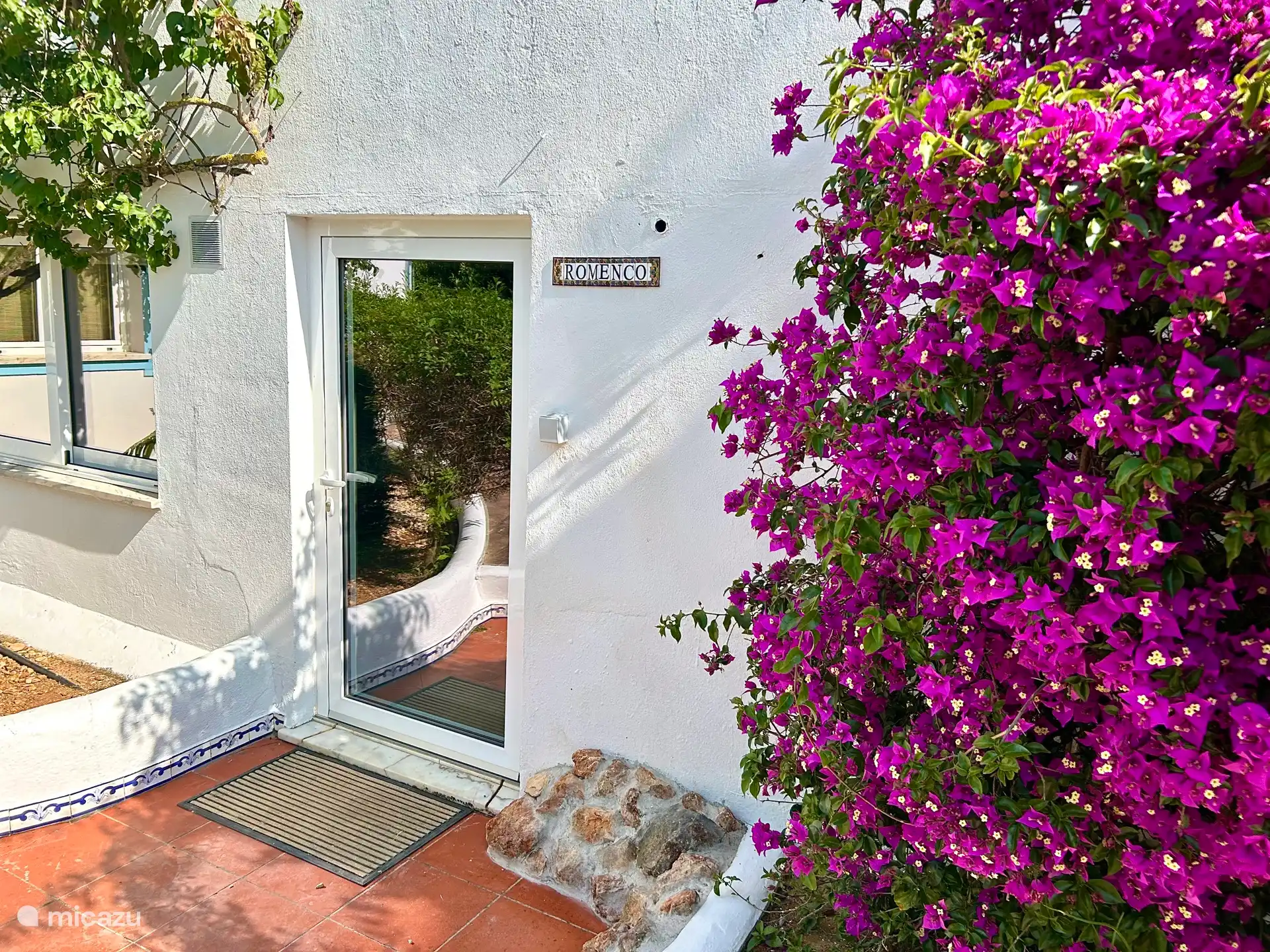 Eingang Studio Romenco. Direkt vor unserem (gemeinsamen) Schwimmbad. 