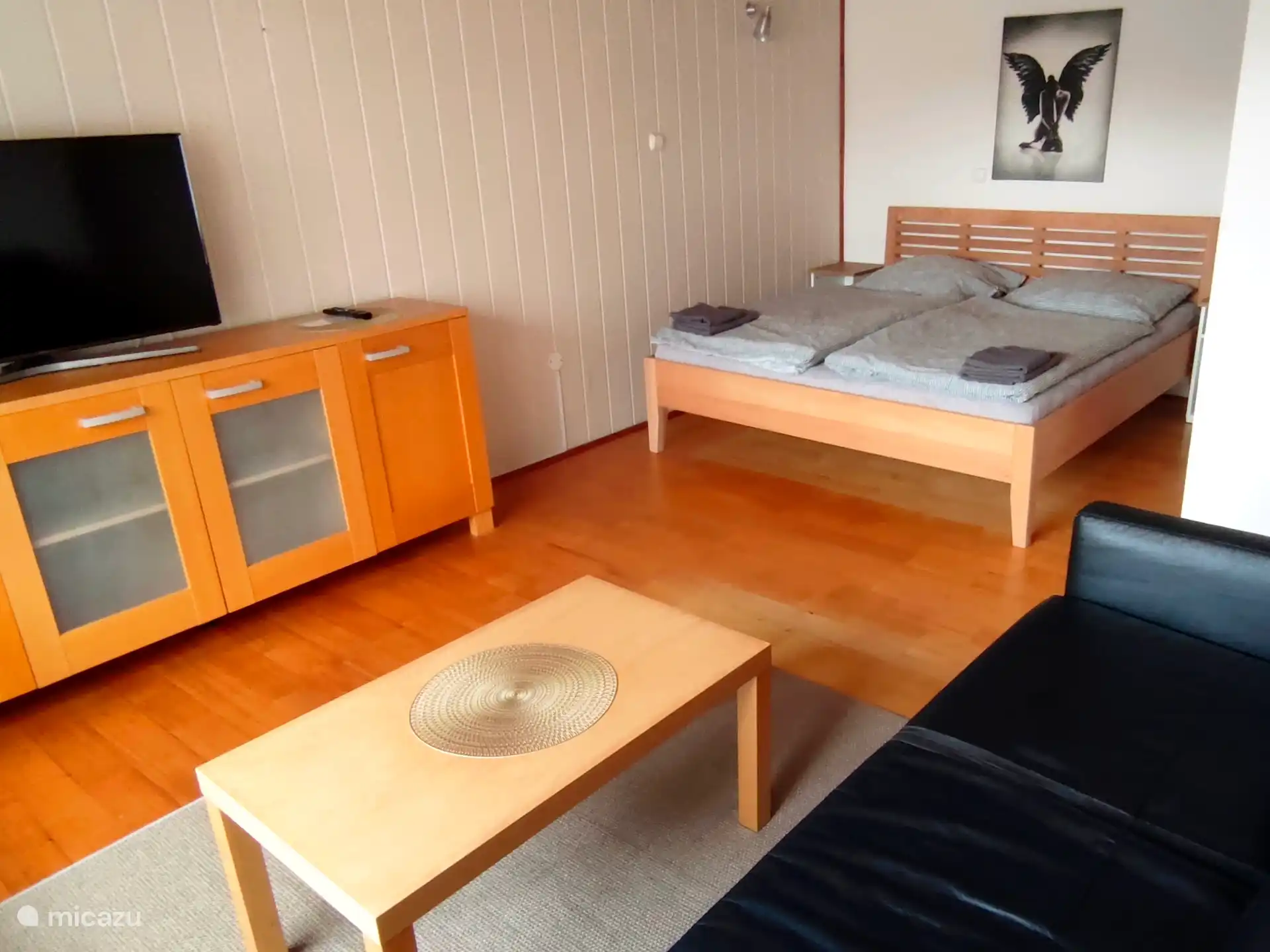 Gezellige slaapkamer met houten accenten a comfortabele bedden