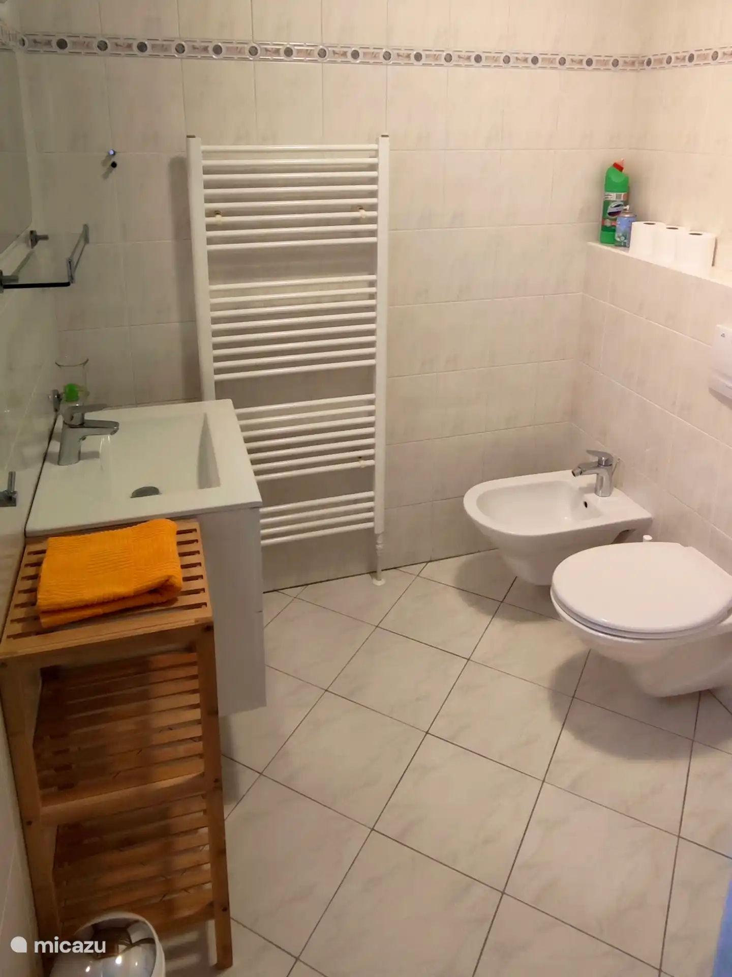 Nette badkamer met alle nodige voorzieningen