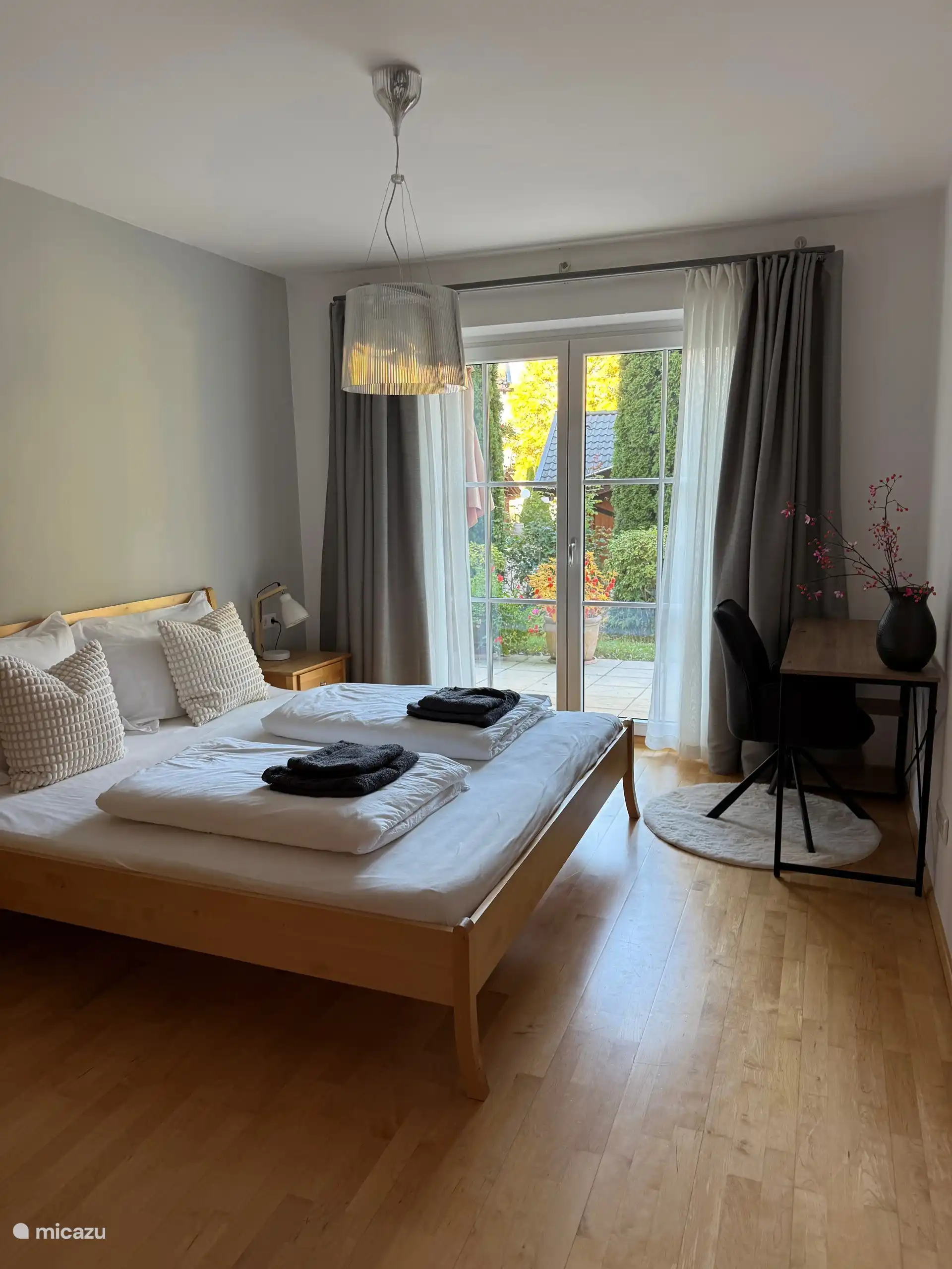 Schlafzimmer 2 mit Schreibtisch und Seitenterrasse