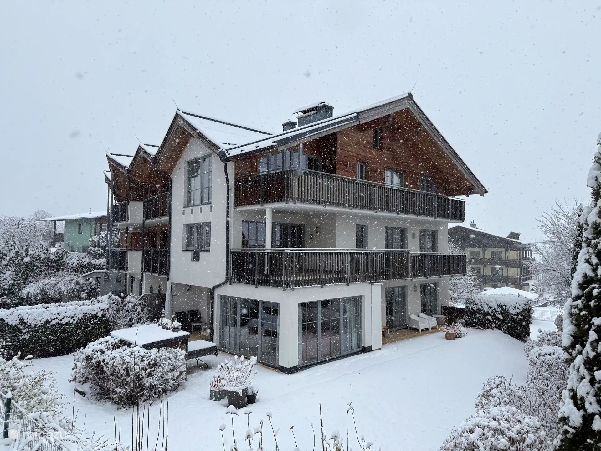 Wohnung im Schnee mit großzügiger Terrasse rundherum