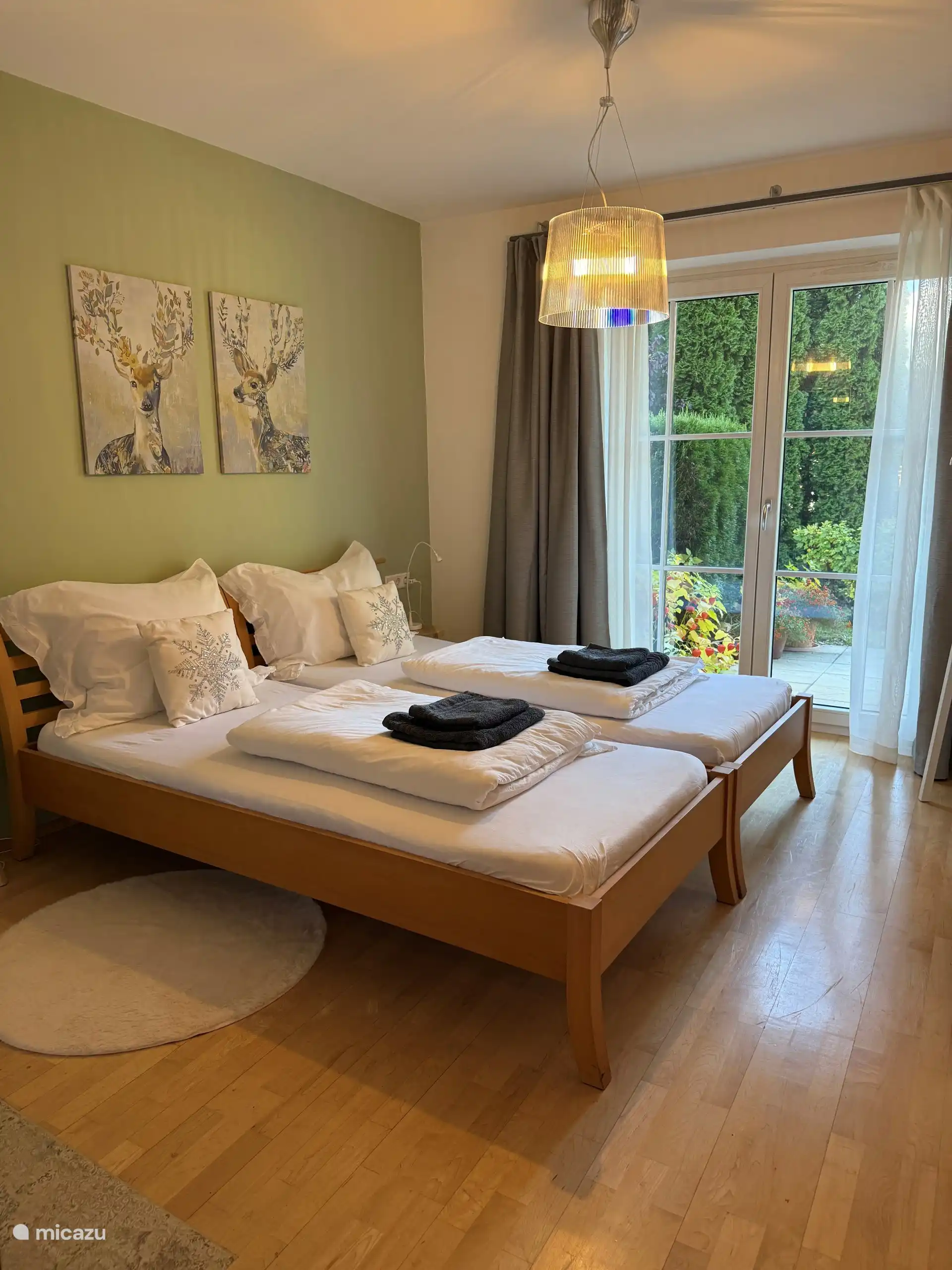 Schlafzimmer 1 mit Dusche und Seitenterrasse