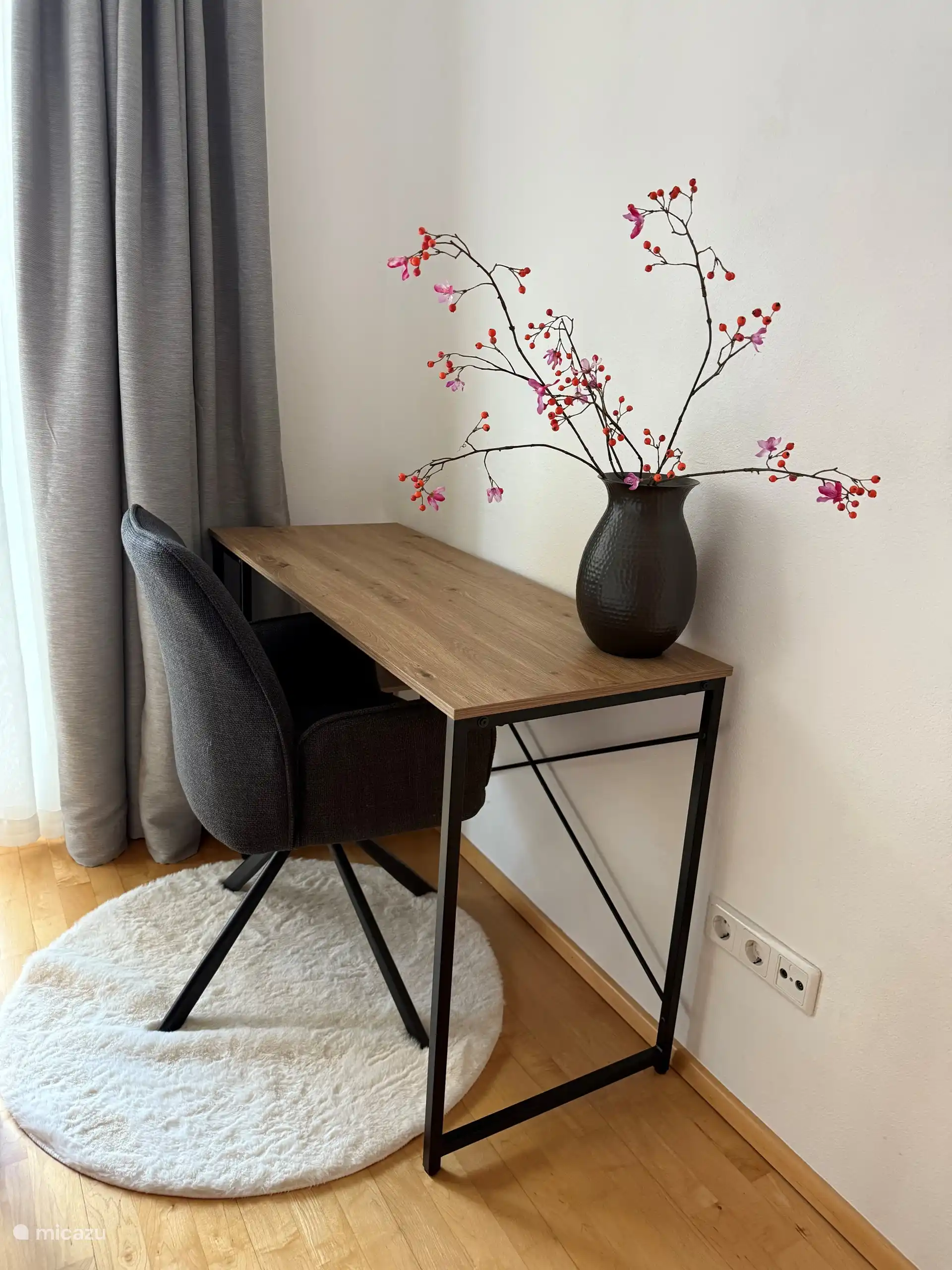 Büro im Schlafzimmer 2