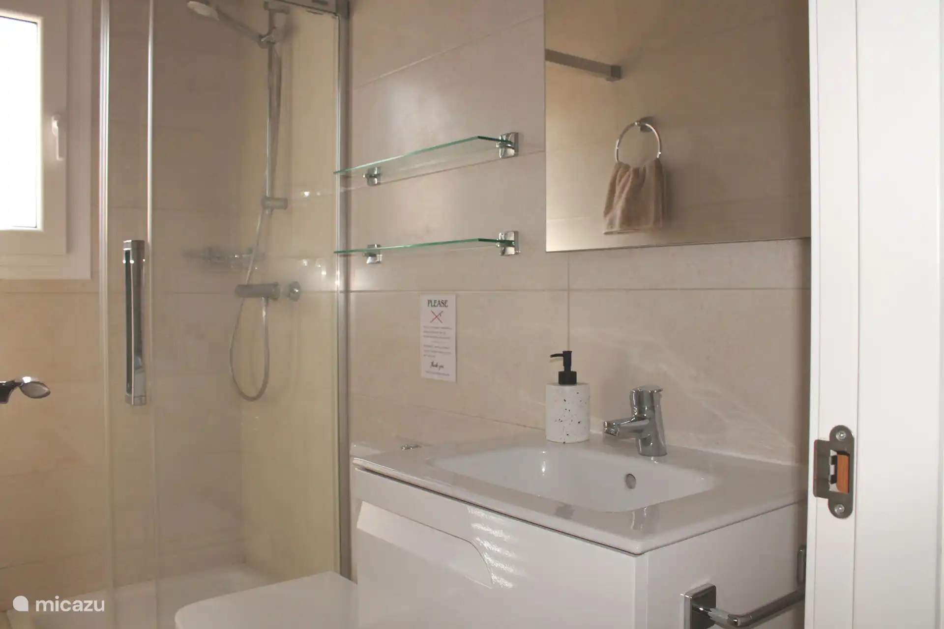 Badkamer met wastafel, douche en toilet